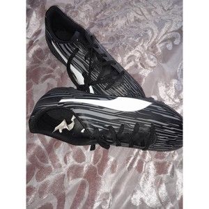 Girls'/Boys size 5 Puma Cleats NEW